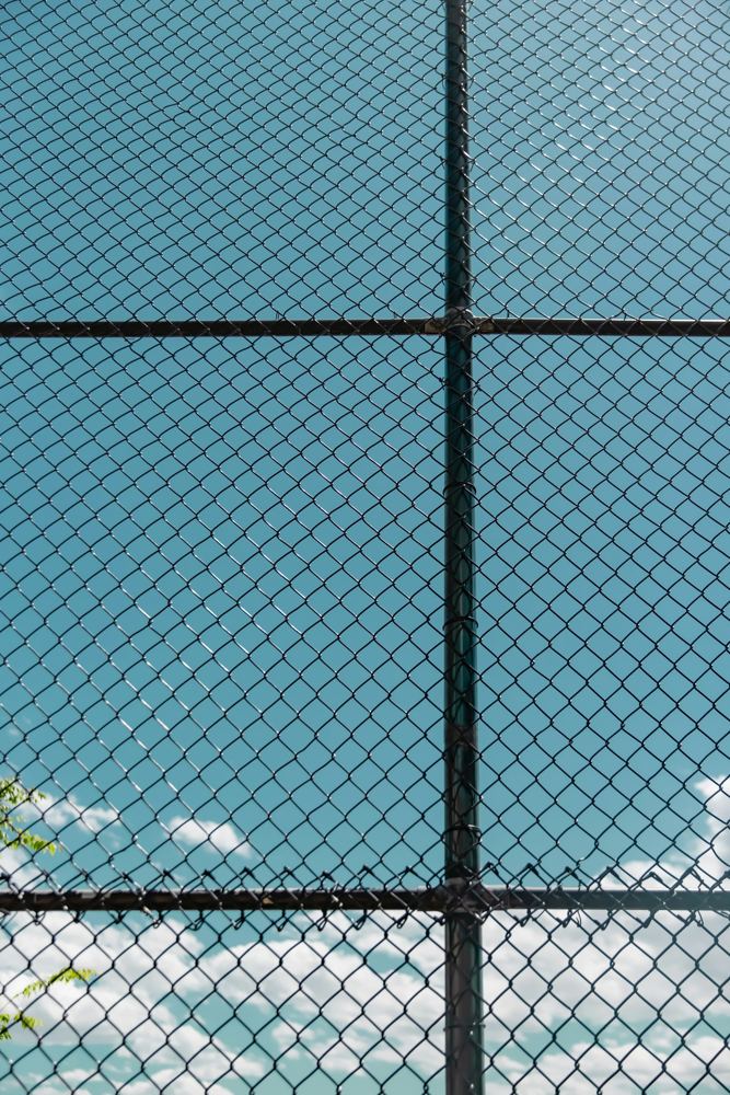 Cerco perimetral de una cancha contra el cielo