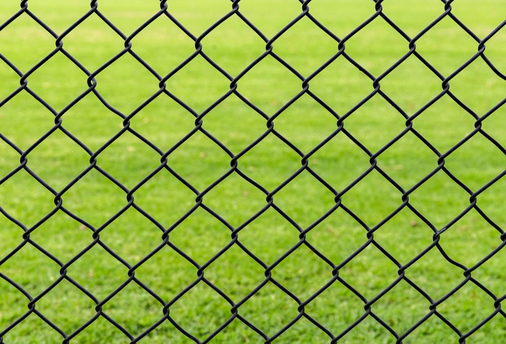 Tela romboidal sobre una cancha de pasto